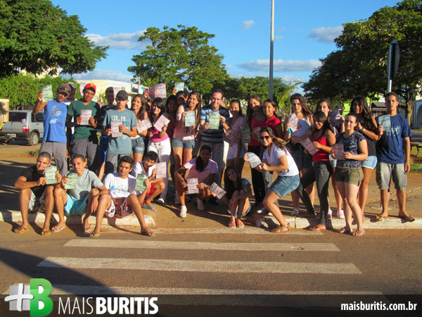 Jovens promovem campanha de educação no trânsito
